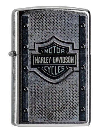 Dieses originelle Harley Davidson Zippo Benzinfeuerzeug zeigt das entsprechende Logo auf einem metallischen Hintergrund mit grossen Nieten eingefasst. Ein Color Image auf einem Street Chrome Modell.