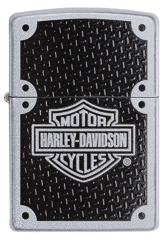 Ein Carbon-Hintergrund, darauf das Harley-Davidson Logo wie eingewebt, durch das Satin Chrome Zippo Benzinfeuerzeug wunderbar eingefasst. Ein Color Image der Sonderklasse.