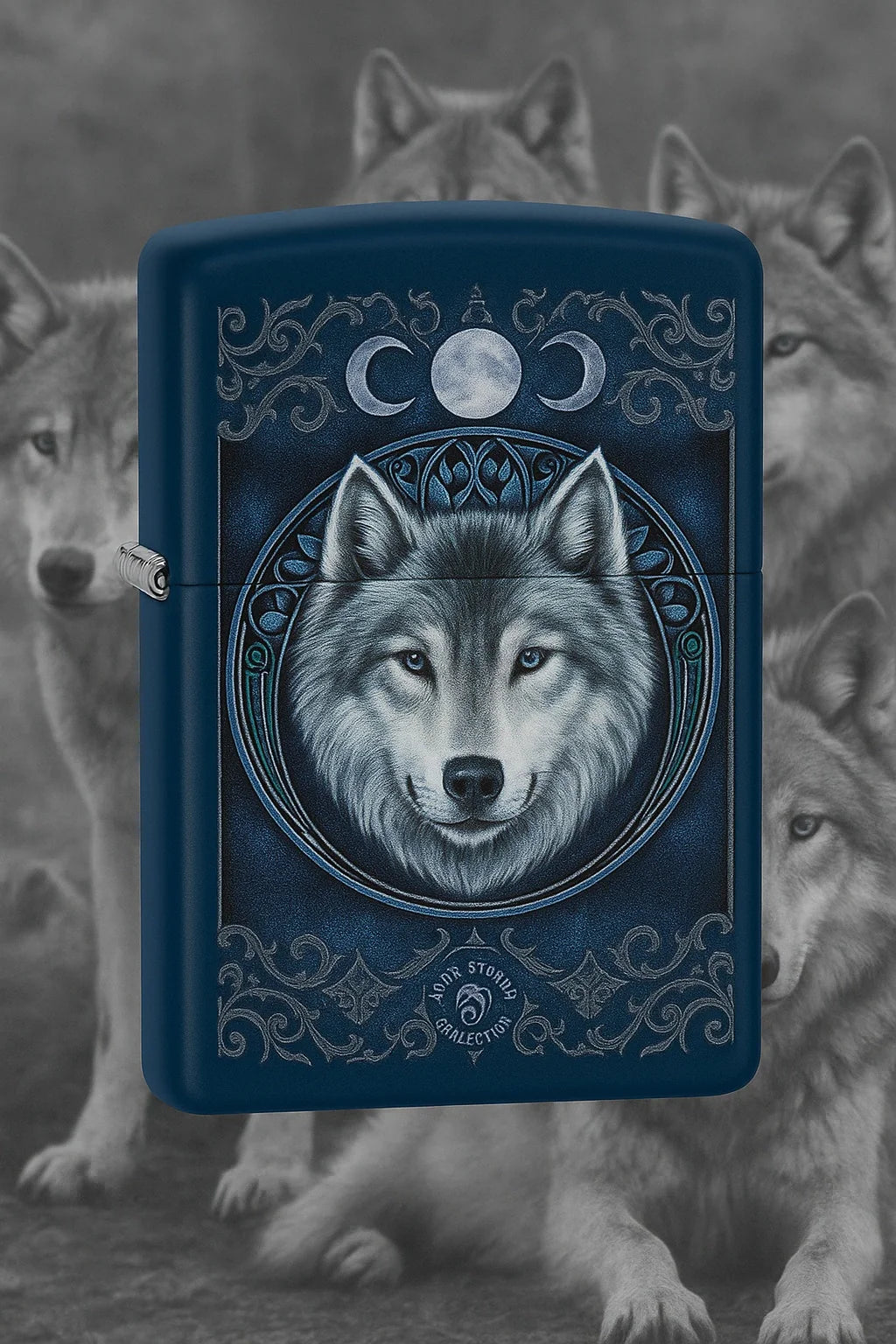 Blaues Zippo-Feuerzeug mit Wolfsmotiv vor schwarz-weissem Wolfsrudel-Hintergrund
