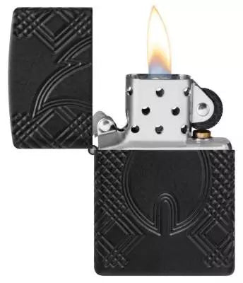 Zippo Feuerzeug Black Matte geöffnet mit Flamme