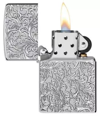 Offenes Zippo Armor mit Flamme und Ornamentdesign