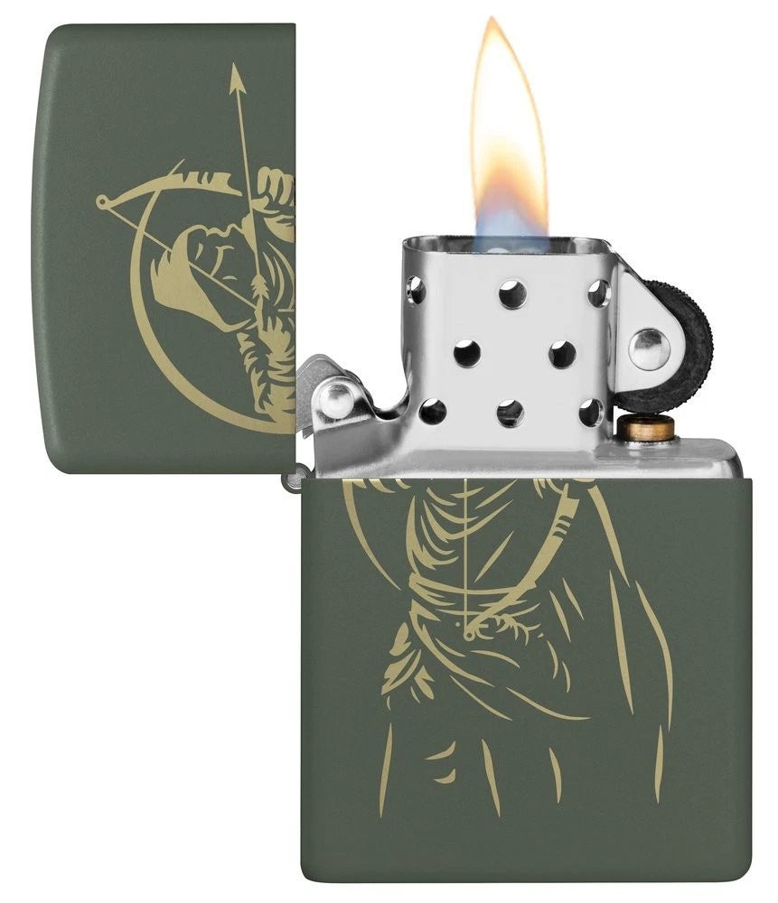 Zippo Feuerzeug Bogenschütze Green Matte geöffnet mit Flamme