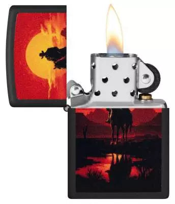 Zippo Feuerzeug Cowboy Design geöffnet mit Flamme