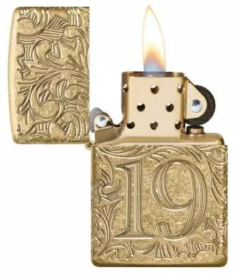 Zippo Armor Tumbled Brass geöffnet mit Flamme