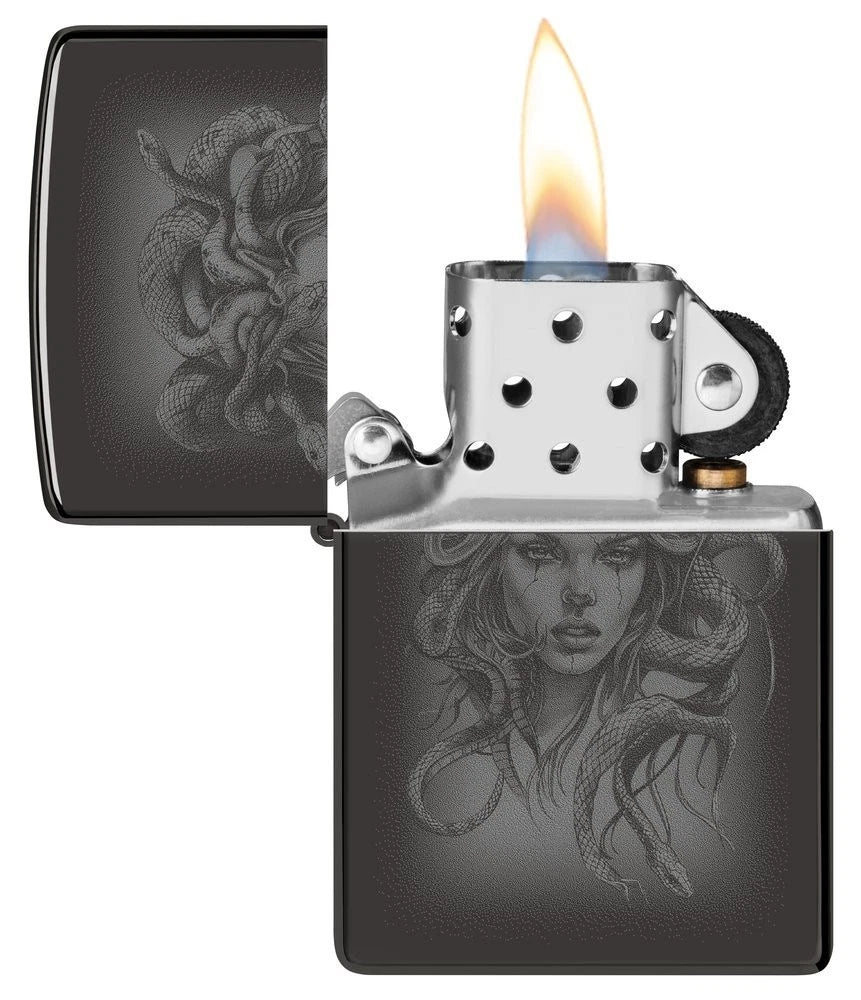 Offenes Zippo Feuerzeug Medusa mit brennender Flamme