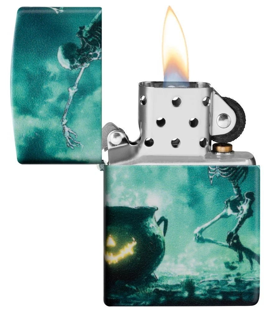 Geöffnetes Zippo mit Skelett-Design und Flamme