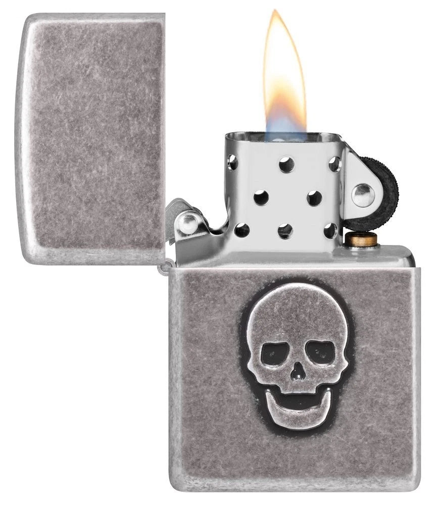 Zippo Feuerzeug Antik Silver mit Totenkopf-Motiv geöffnet und Flamme