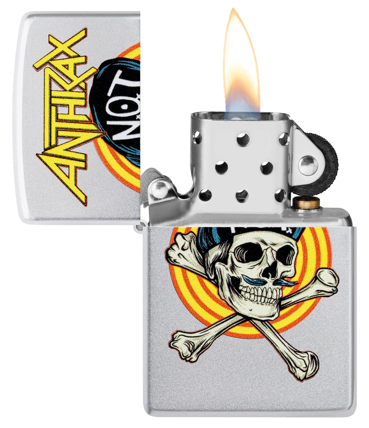 Geöffnetes Zippo Anthrax N.O.T. mit Flamme, Bandlogo auf dem Deckel und Totenkopfmotiv auf dem Gehäuse
