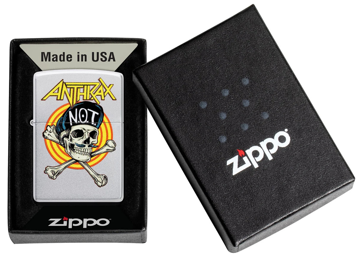 Zippo Anthrax N.O.T. in der schwarzen Geschenkverpackung One Box mit sichtbarem Bandmotiv