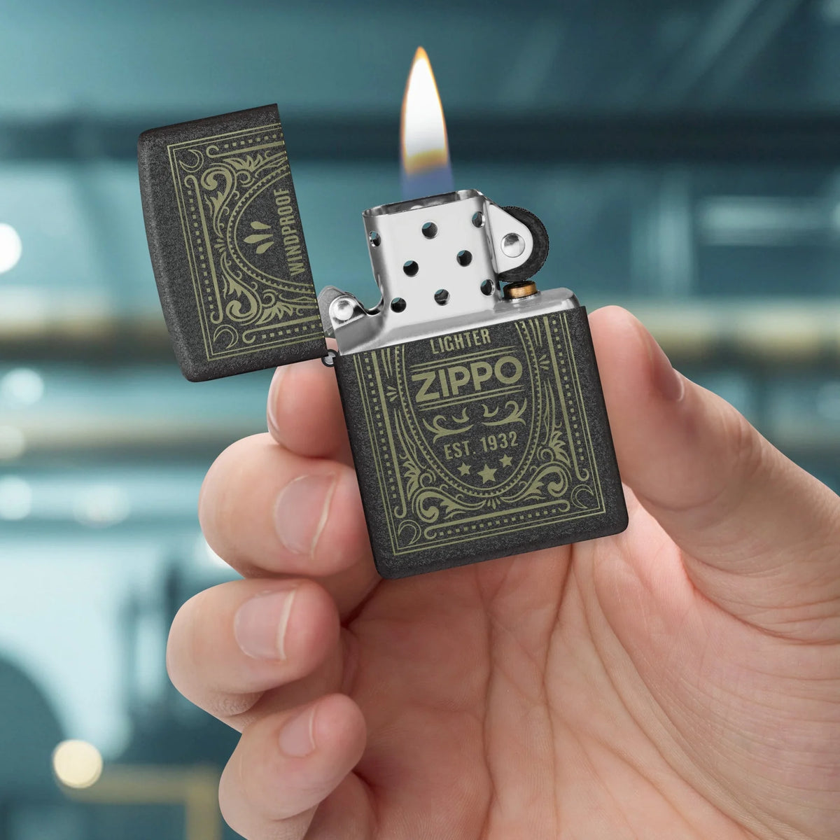 Geöffnetes Zippo Antikes Logo in der Hand mit sichtbarem Einsatz und Vintage-Motiv