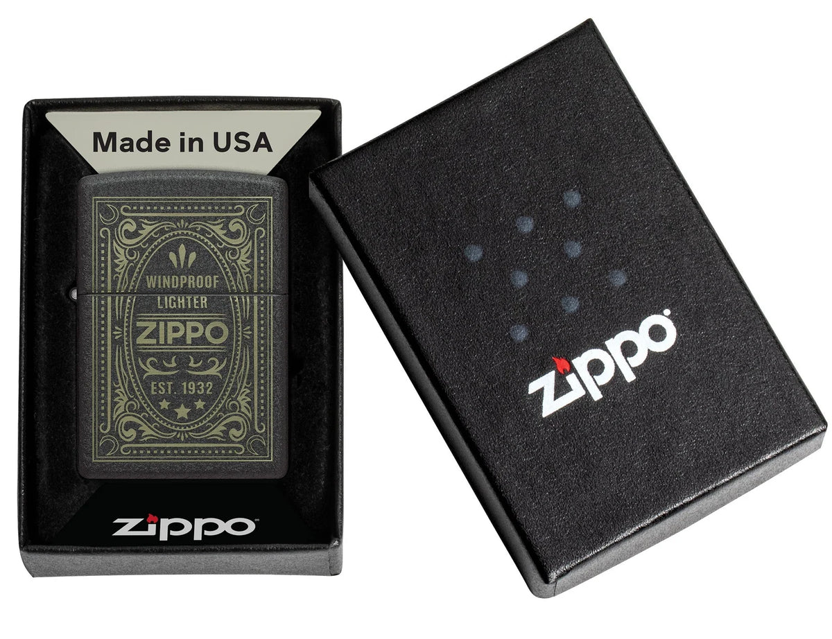 Geöffnetes Zippo Antikes Logo in der Hand mit sichtbarem Einsatz und Vintage-Motiv