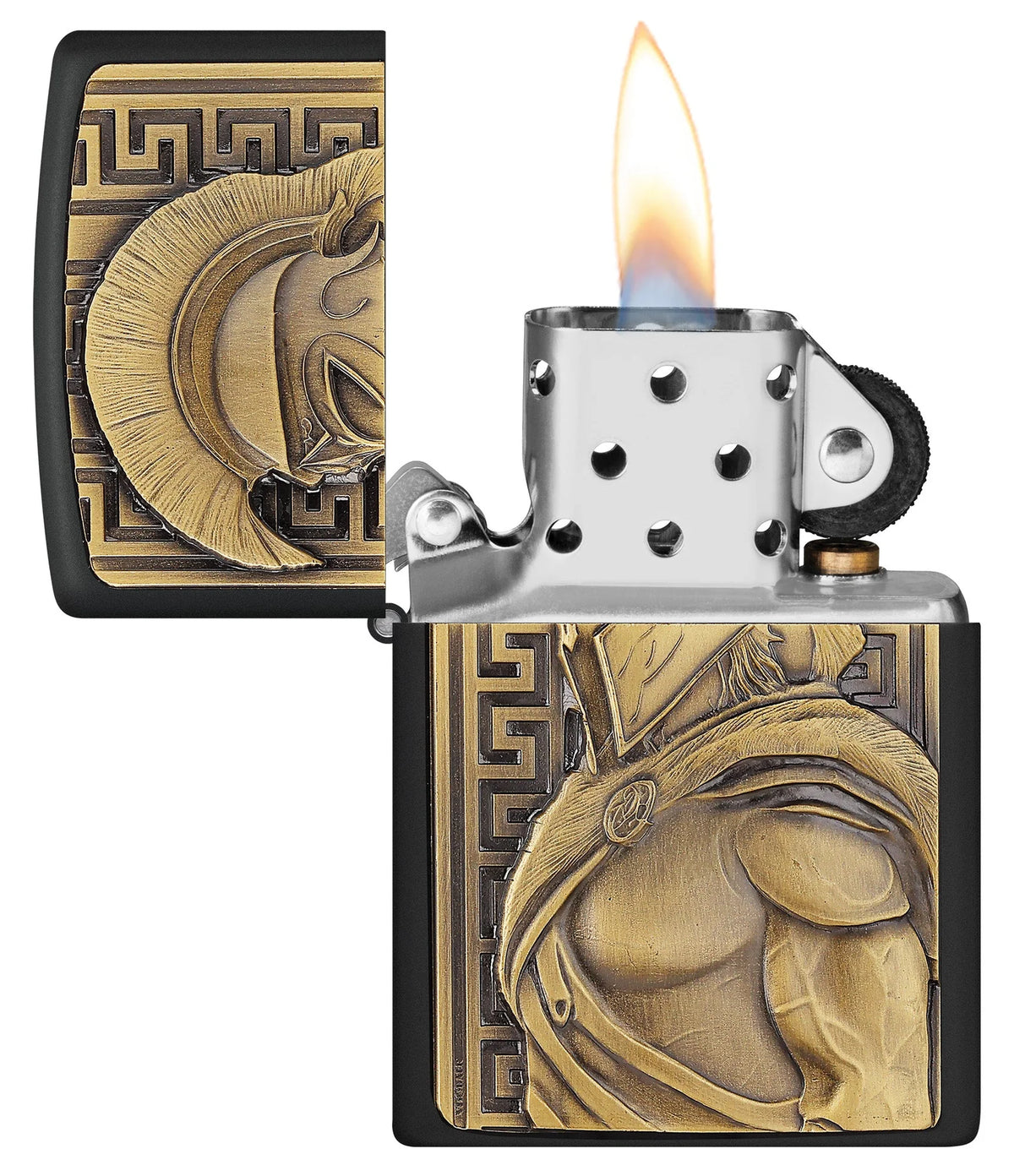 Geöffnetes Zippo Antikes Sparta mit sichtbarem Einsatz, Flamme und Sparta-Motiv auf Deckel und Gehäuse
