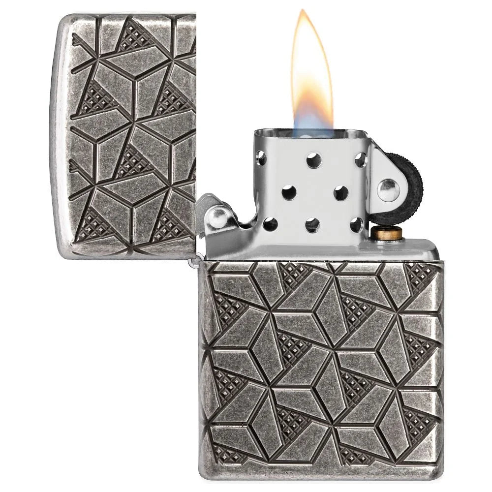Geöffnetes Zippo Armor Geometric Pattern mit Flamme, sichtbarem Einsatz und geometrisch gestaltetem Deckel