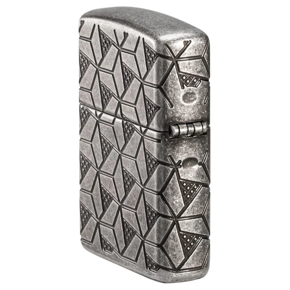Scharnierseite des Zippo Armor Geometric Pattern mit sichtbarem Scharnier und umlaufenden geometrischen Linien