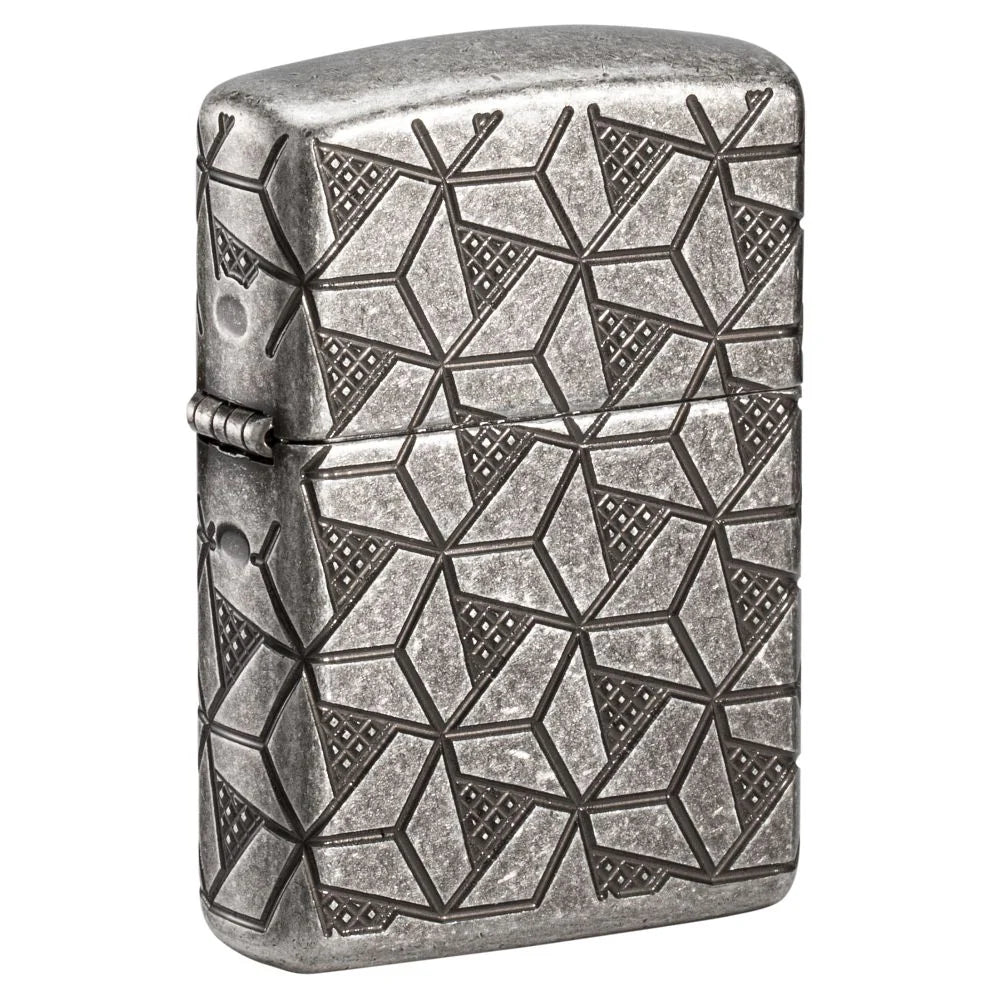 Zippo Armor Geometric Pattern in Antique Silver, schräg aufgenommen mit sichtbarem Scharnier und geometrischem Muster
