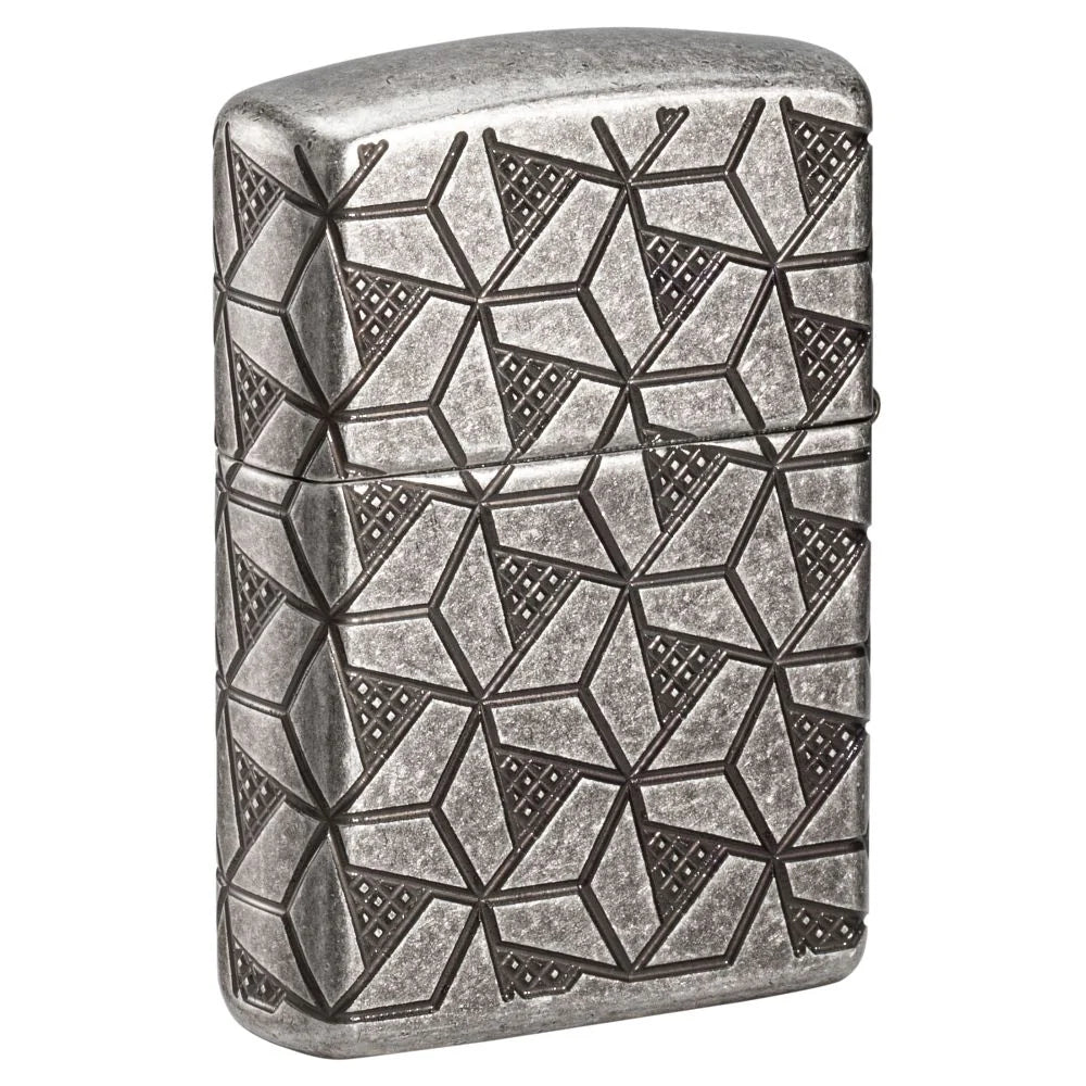 Zippo Armor Geometric Pattern in leichter Schrägansicht mit geometrischem Dekor auf breiter Fläche und rechter Kante