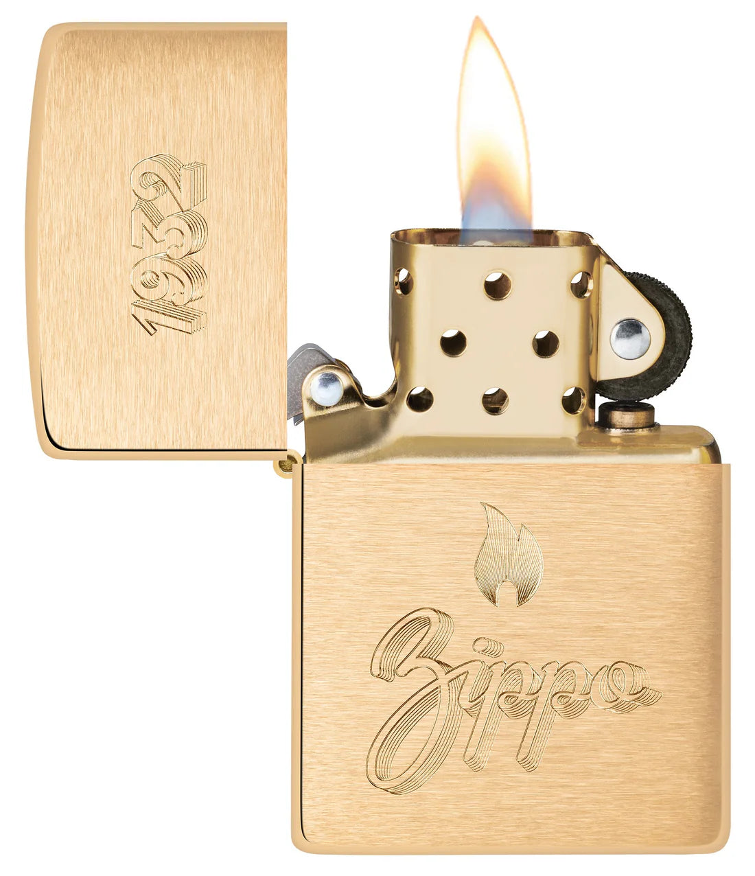 Geöffnetes Zippo Messing-Feuerzeug mit brennender Flamme, gelochtem Windschutz und Gravurdetails innen und vorne.