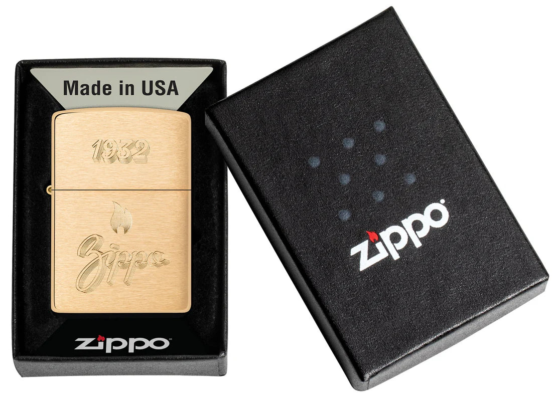 Zippo Messing-Feuerzeug in Originalbox, daneben schwarze Geschenkbox mit Logo