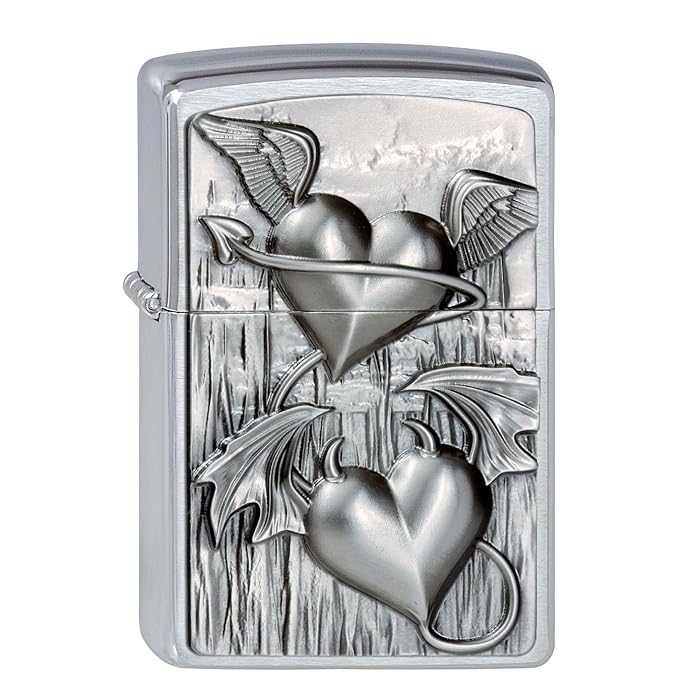 Das abgebildete Zippo-Benzinfeuerzeug zeichnet sich durch ein auffälliges und kunstvolles Design aus. Es besteht aus einem silberfarbenen Gehäuse mit einer erhabenen, detaillierten 3D-Gravur auf der Vorderseite. Die Gravur zeigt zwei Herzen, die symbolisch gegensätzliche Elemente darstellen: