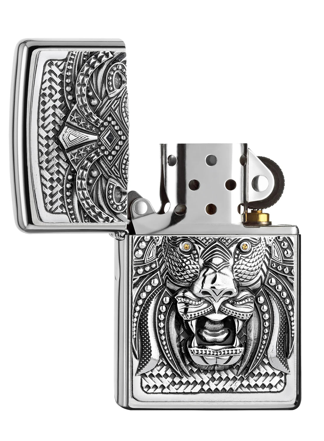 Geöffnetes Zippo Benzinfeuerzeug mit verziertem Löwen-3D-Emblem, Chrome Brushed-Finish, windfest, langlebig und nachfüllbar.