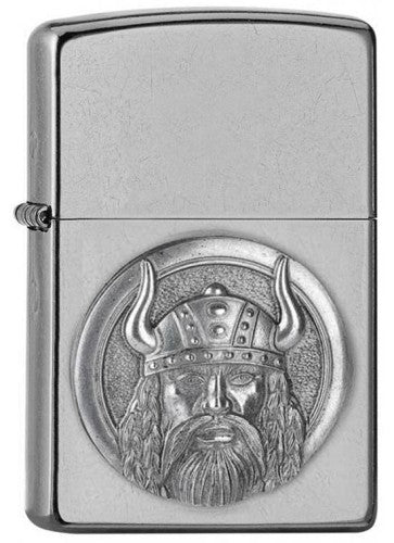 Zippo Feuerzeug mit detailreichem Wikinger-Emblem auf silbernem Street-Chrome-Finish.