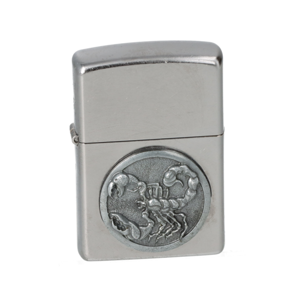 Zippo Feuerzeug mit detailreichem Skorpion-Emblem auf silbernem Street-Chrome-Gehäuse.