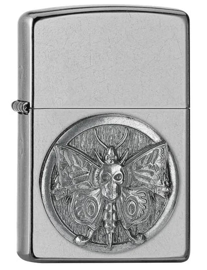 Street Chrome Zippo Feuerzeug mit detailliertem Emblem einer Totenkopfmotte.