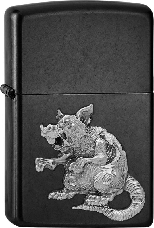 Dieses Zippo Zombi Ratte hat es in sich. Eine furchterregende Ratte als Emblem ausgebildet auf einem Grey Zippo Feuerzeug.