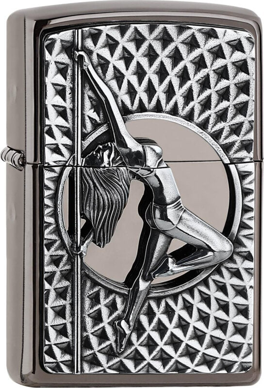 Dieses Zippo Dance Girl hat ein schön verarbeitetes und detailliertes Emblem. Im Zentrum, die Tänzerin an der Stange. Sie wartet vor einem Spiegel auf ihren Auftritt.
