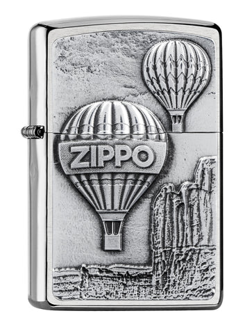 Zwei mit dem Zippo Logo gekennzeichneten Heissluftballons schweben wunderbar über dem Boden. Ein tolles Emblem auf einem Chrome Brushed Zippo Benzinfeuerzeug.