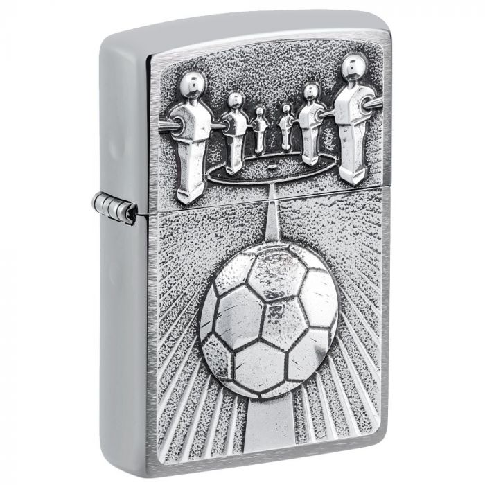 Die meisten kennen das Gefühl am Kicker zu stehen. Ein tolles Emblem Motiv auf einem Brushed Chrome Zippo Benzinfeuerzeug.