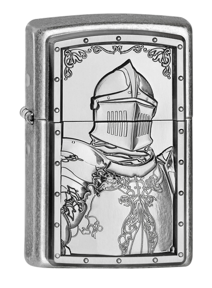 Dieses Antique Silver Zippo-Benzinfeuerzeug zeigt ein detailreiches Gravurdesign eines mittelalterlichen Ritters mit einem geschlossenen Helm und kunstvoll verzierten Rüstungsdetails, eingerahmt von dekorativen Ornamenten und einer gravierten Bordüre. Es ist eine limitierte Serie von 2000 Stück weltweit. Alle sind entsprechend nummeriert.