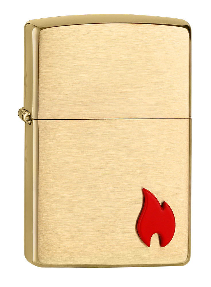 Das abgebildete Zippo Sturmfeuerzeug ist ein elegantes Modell mit einem Gehäuse aus gebürstetem Messing, das durch seinen warmen, goldenen Farbton einen luxuriösen Eindruck vermittelt. Die gebürstete Oberfläche verleiht dem Feuerzeug einen dezenten, matten Glanz, der Fingerabdrücke weniger sichtbar macht und den edlen Look unterstreicht.

Auf der unteren rechten Seite befindet sich ein auffälliges, rotes Flammen-Logo.