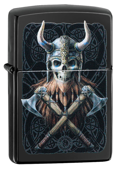 Dieses schwarze Anne Stokes Zippo-Benzinfeuerzeug zeigt ein eindrucksvolles Wikinger-Motiv mit einem Schädel, der einen verzierten Wikingerhelm mit Hörnern trägt, gekreuzten Äxten darunter und einem kunstvoll gezeichneten keltischen Hintergrund.