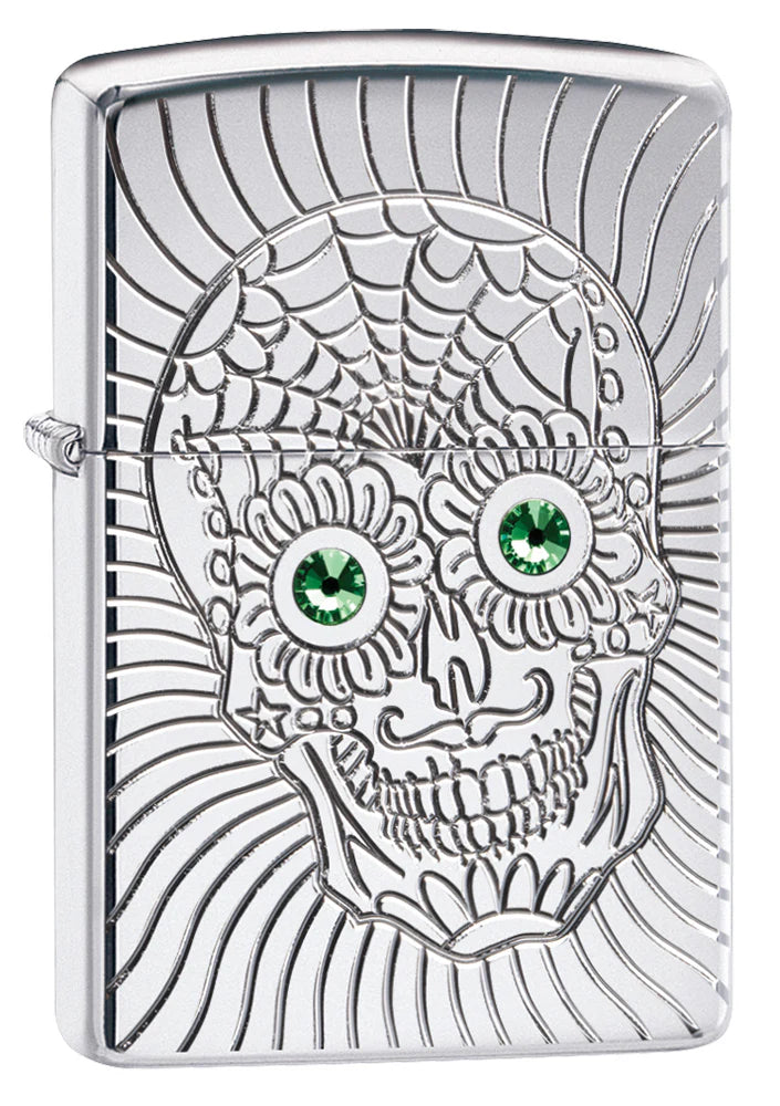 Zippo Benzinfeuerzeug High Polished Chrome mit Laser Deep Carve Gravur – kunstvoller Totenkopf mit grünen Kristall-Augen, windfest & nachfüllbar.