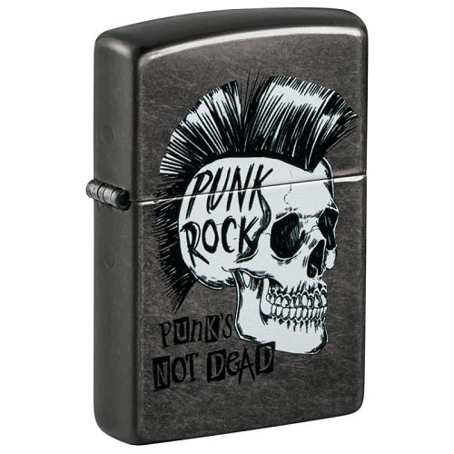 Dieses Zippo-Benzinfeuerzeug besticht durch ein rebellisches Punk-Design auf einem dunklen, matten Gehäuse. Die Vorderseite zeigt einen Schädel mit einem auffälligen Irokesenschnitt, kombiniert mit den Worten "Punk Rock" auf dem Kopf und "Punk's Not Dead" darunter, was die unvergängliche Haltung und den Geist der Punk-Bewegung symbolisiert.