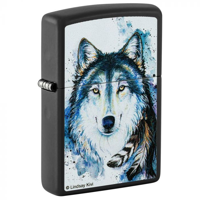 Ein weiteres schönes Motiv der Künstlerin Lindsay Kivi. Der Wolf schimmert im Licht in leichten blauen Tönen, Ein tolles Wolf Zippo Benzinfeuerzeug.