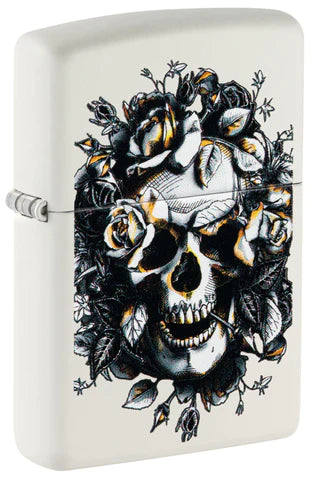 Ein geniales Zippo Totenkopf Benzinfeuerzeug. Das Color Image Design zeigt einen mit Blumen umschlungenen Totenkopf mit einem Hauch Gold für die Tiefenschärfe.