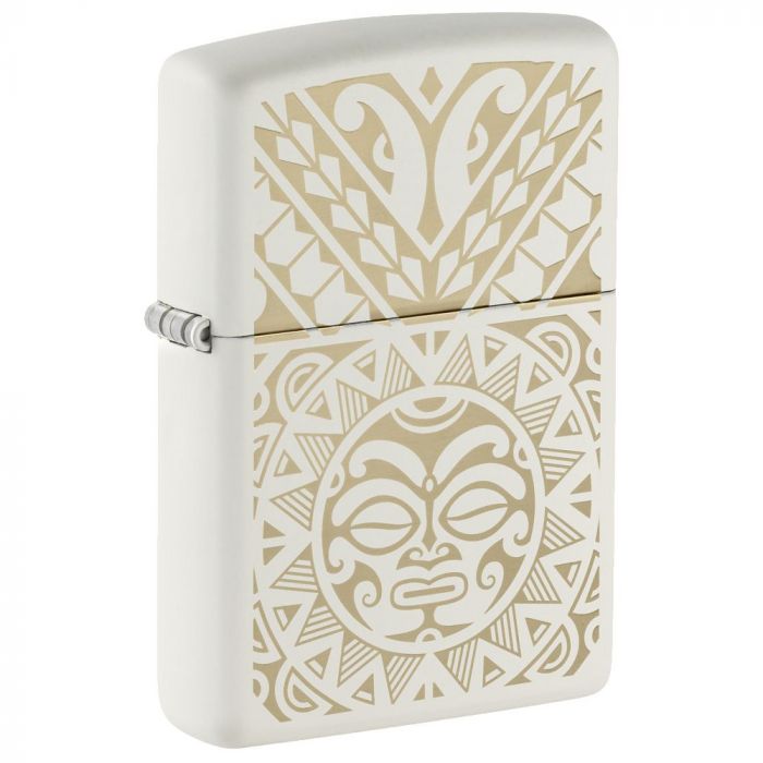 Dieses Zippo Maori besticht durch sein wunderbares typisches Design auf der Basis eines White Matte Zippo Benzinfeuerzeuges.