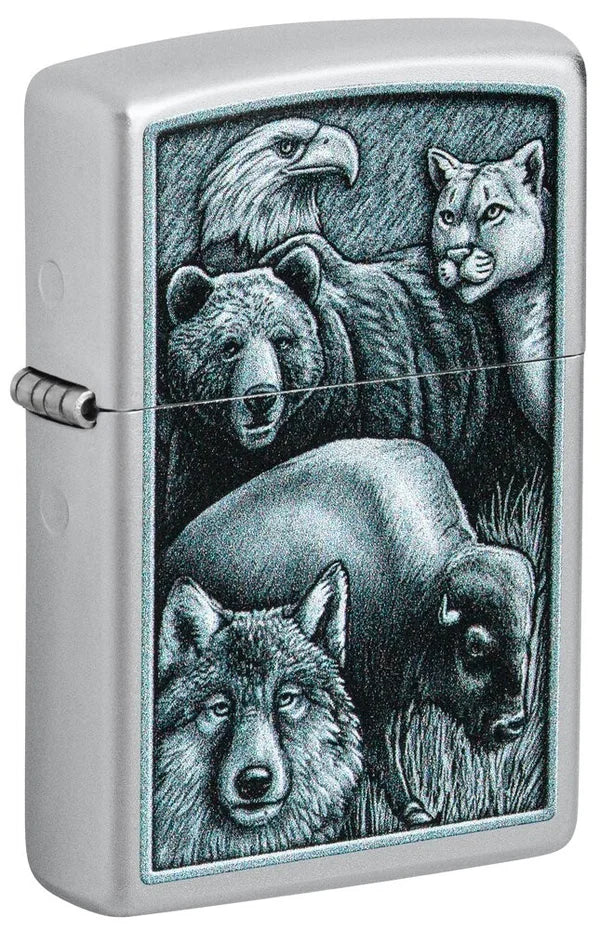 Das Zippo Sturmfeuerzeug besticht durch ein detailliertes, kunstvoll gestaltetes Wildtiermotiv auf der Vorderseite, das einen Adler, einen Bären, einen Puma, einen Wolf und einen Bison zeigt.