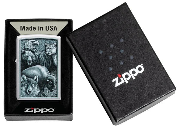 Das silberne Gehäuse rundet das Design harmonisch ab, während die bewährte Zippo-Windschutztechnologie eine zuverlässige Flamme bei jeder Witterung garantiert. Dieses Feuerzeug ist ideal für Natur- und Tierliebhaber sowie für Sammler außergewöhnlicher Zippo-Modelle.