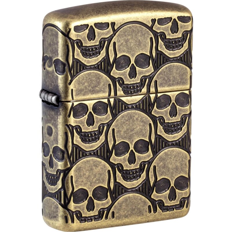 Dieses Antique Brass Zippo-Benzinfeuerzeug ist mit einem auffälligen, erhabenen Totenkopf-Muster überzogen, das nahtlos die gesamte Oberfläche bedeckt und ihm einen markanten, düsteren Look verleiht.