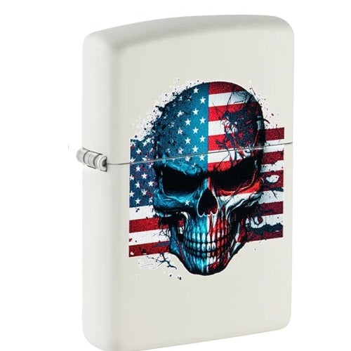 Das Zippo Benzinfeuerzeug beeindruckt mit einem auffälligen Design, das einen Totenkopf mit der in Rot, Weiß und Blau gehaltenen US-Flagge kombiniert. Der künstlerische, leicht verwitterte Look des Motivs verleiht dem Feuerzeug eine rebellische und markante Ausstrahlung.