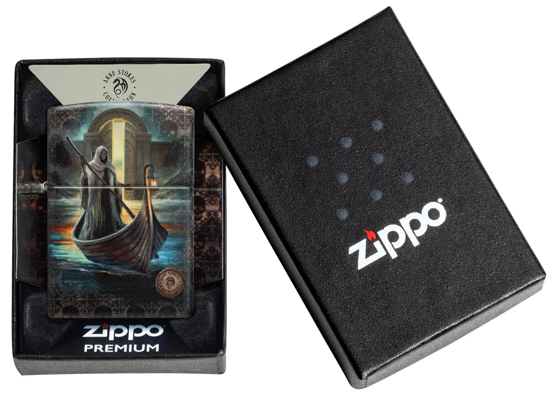 Zippo Verpackung: Premium-Box mit Einleger der Anne-Stokes-Kollektion und Produkt im Display.
