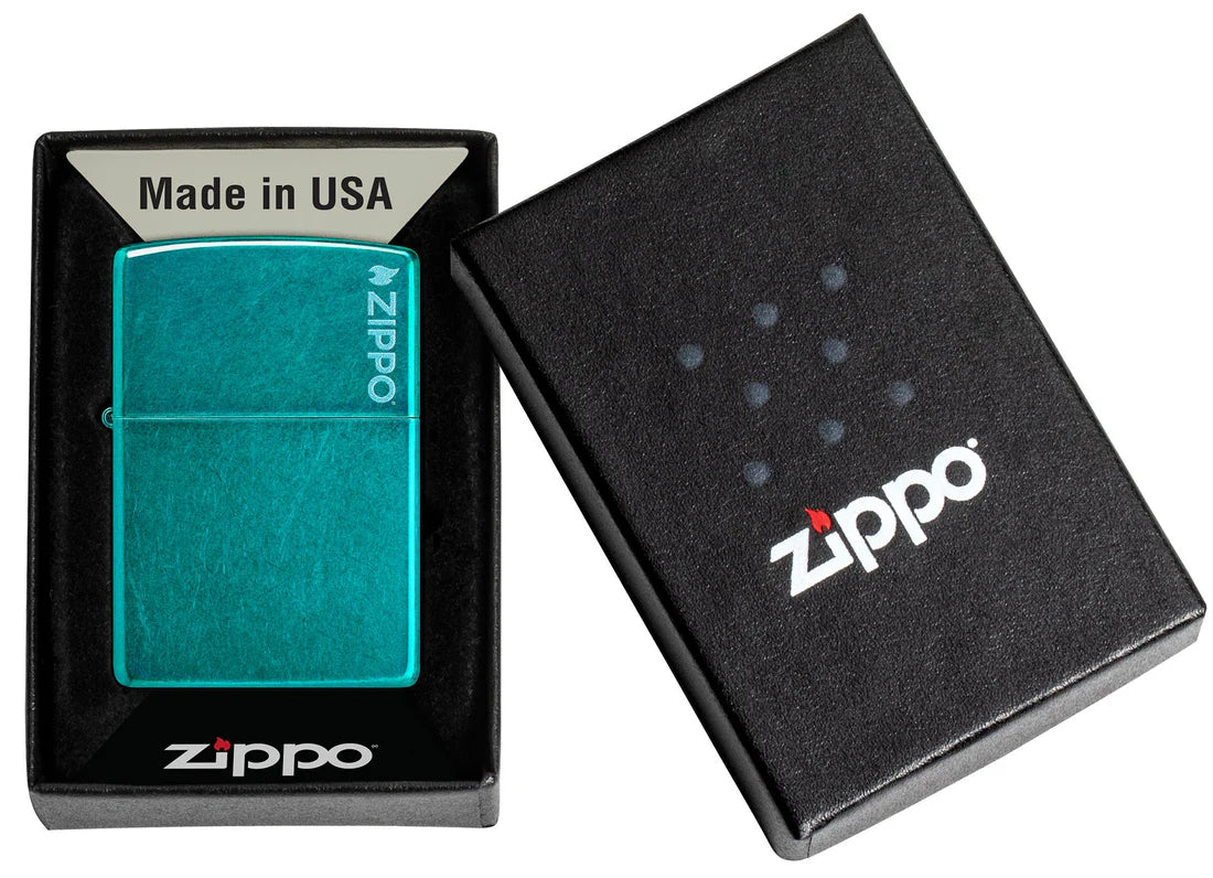 Candy-Teal Zippo Feuerzeug in Geschenkbox neben schwarzer Verpackung mit Logo