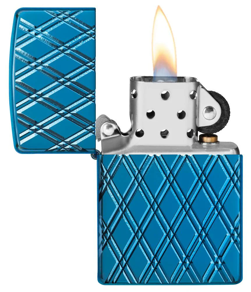 Geöffnetes und brennendes Zippo blue.
