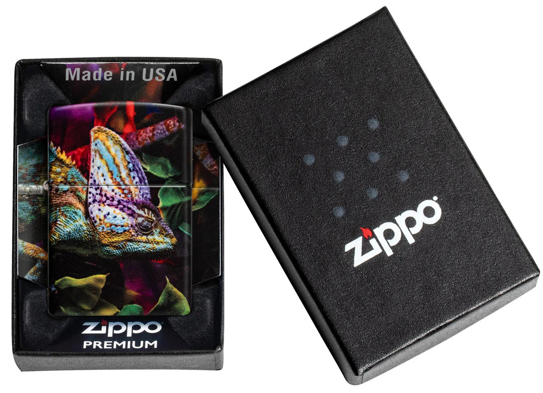 Premium-Verpackung mit Zippo und Chamäleon-Design, Geschenkbox daneben