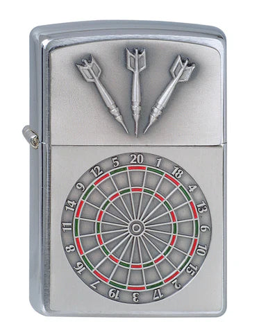 Zippo Feuerzeug mit Dartboard-Emblem – gebürstetes Chrome-Design mit drei Pfeilen.