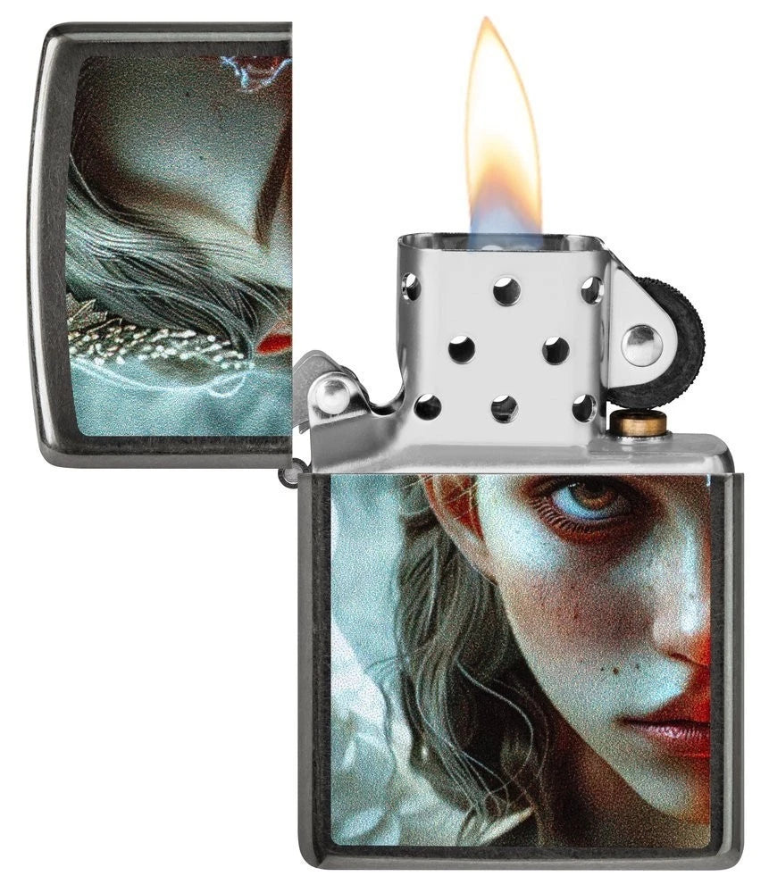 Geöffnetes Zippo Feuerzeug mit Engel-Motiv und Flamme