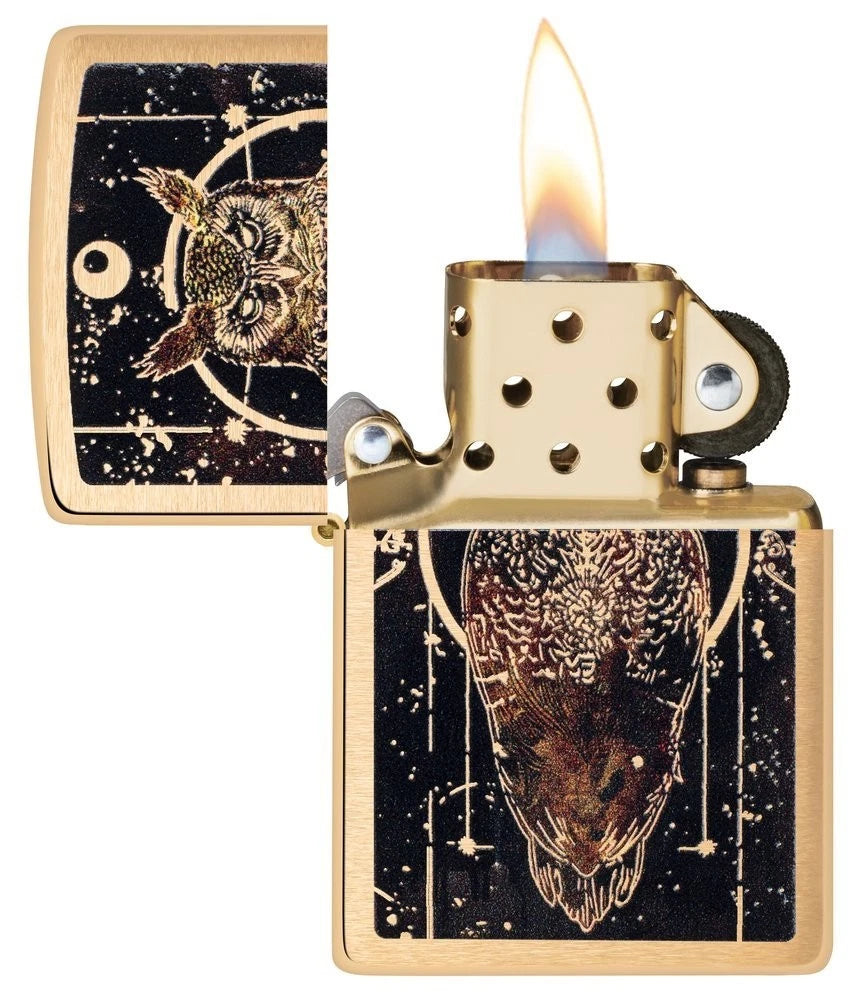Offenes Zippo Feuerzeug mit Eulenmotiv und brennender Flamme